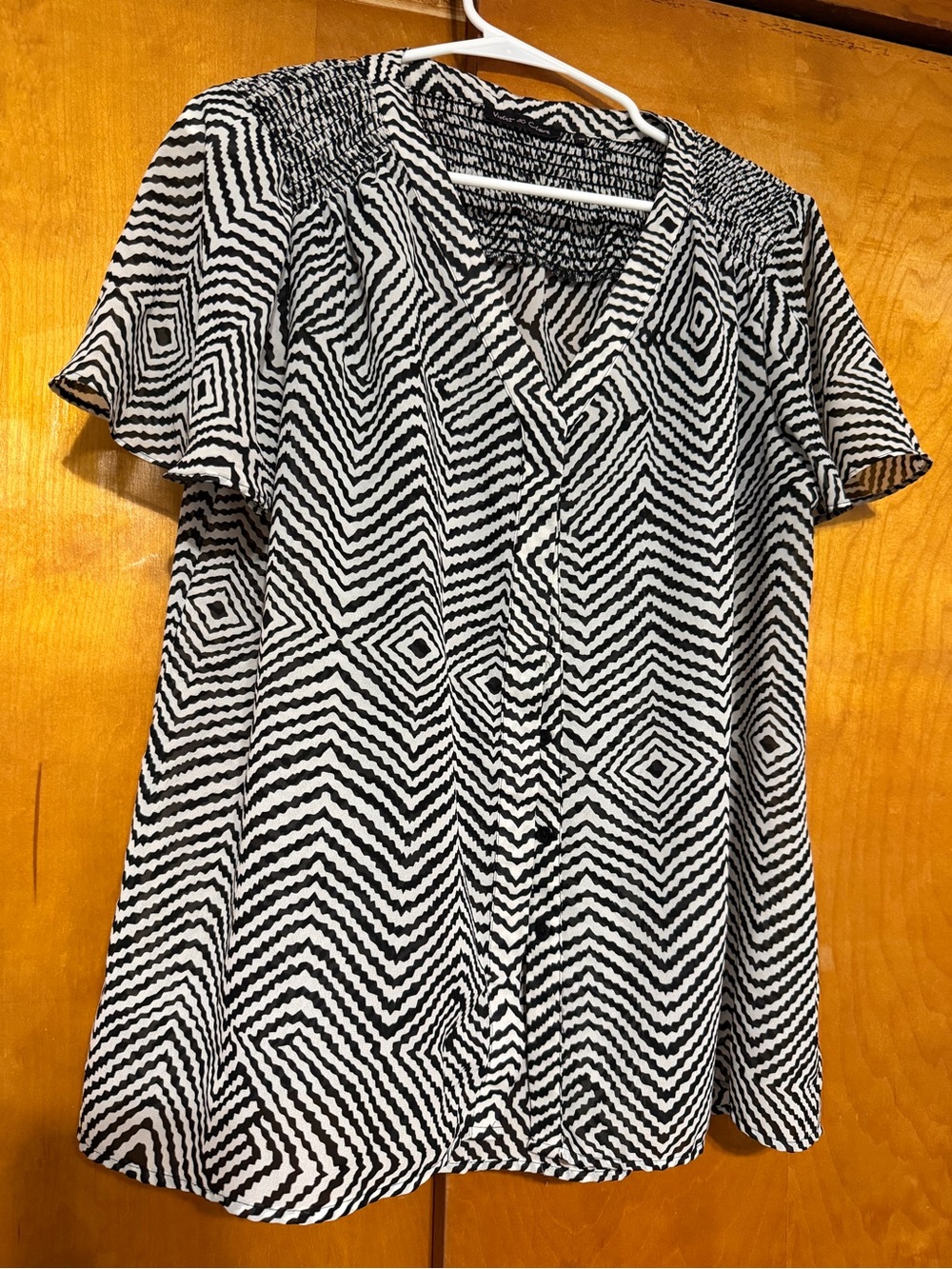 Violet & Claire Black and White Geometric Button-Front Blouse